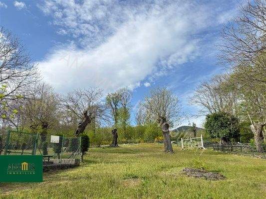 komplett eingezäunt