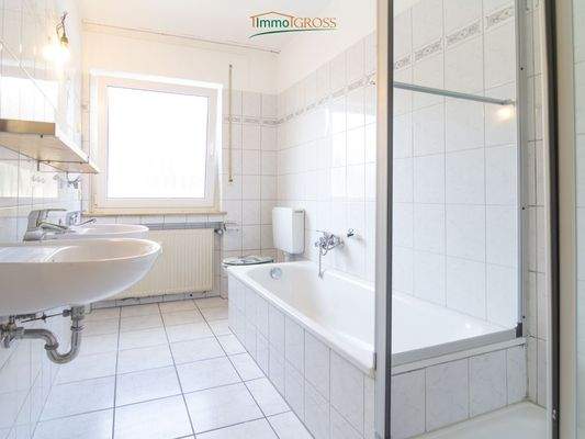 Badezimmer mit Badewanne und Duschkabine