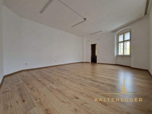 1. OG: nach Stufenaufgang links dritter der 3 Räume