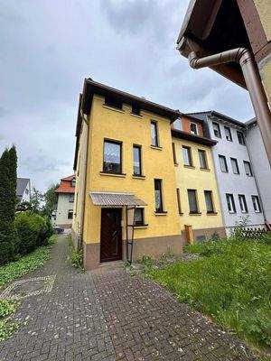 Haus von hinten mit Zufahrt