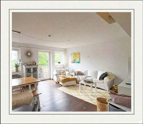 Helles Wohnzimmer mit Balkonzugang