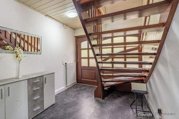 Flur mit Treppe zum DG