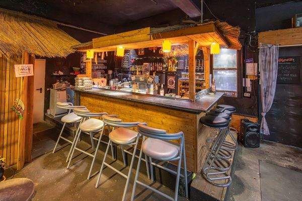 Gewerbe, EG links: Bar / Hobbybereich