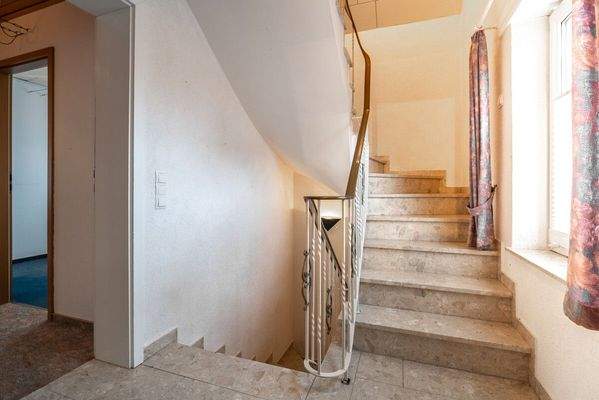 und der Treppenaufgang zum Dachboden mit Ausbaupotenzial