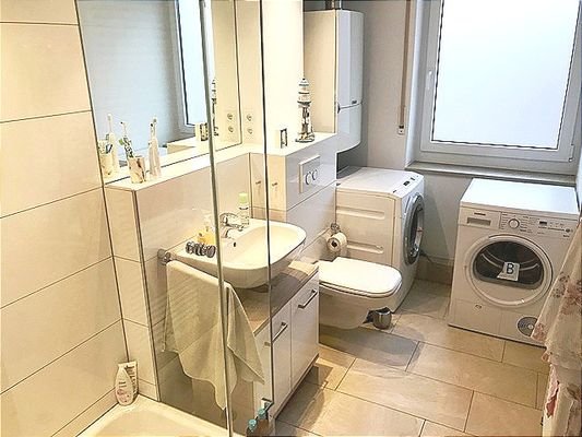 Duschbad vor Sanierung Bild 1.jpg