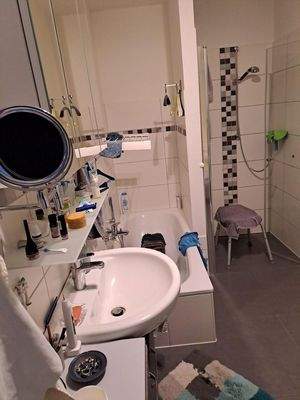 Vollbad mit bodentiefer Dusche