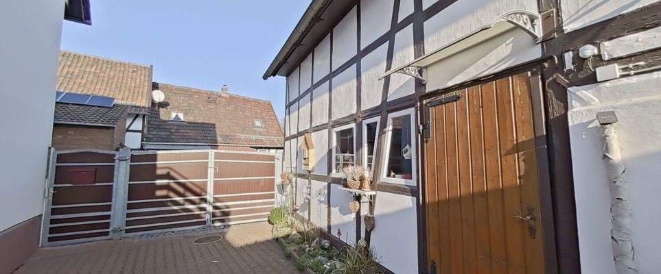 Hofansicht mit Zufahrt