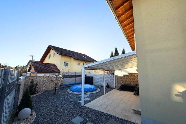 Garten mit tollem Pool