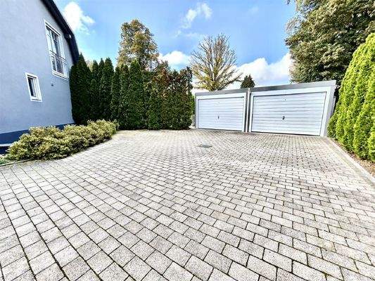 Garagen mit Stellplätzen