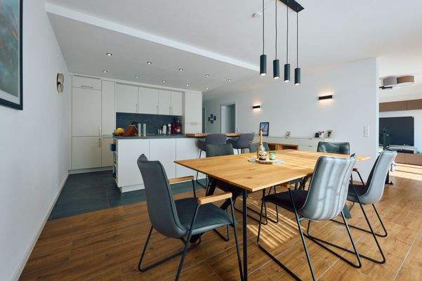 Essbereich mit hochwertiger Einbauküche 