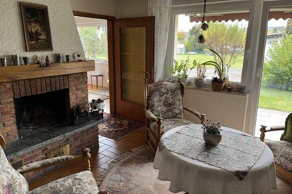 Kaminzimmer mit Ausgang zur Terrasse/Grundstück