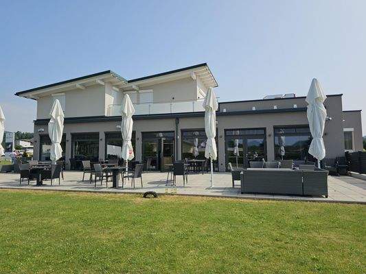 mit Grünfläche für Events