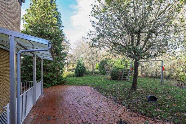 hintere Terrasse und hinterer Garten mit Apfelbaum