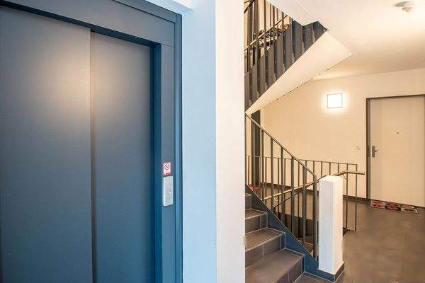 Treppenhaus - Fahrstuhl