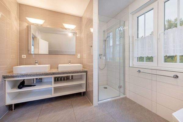 Masterbad im DG mit Dusche, Doppelwaschbecken