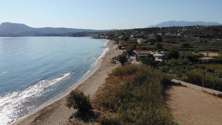 Kreta, Kiani Akti: Prestigeträchtiges Grundstück direkt am Meer nahe Kalyves zu verkaufen