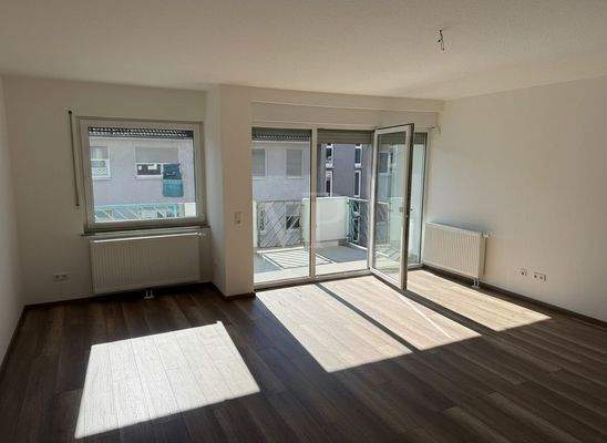 Helles Wohnzimmer mit Zugang auf den Balkon