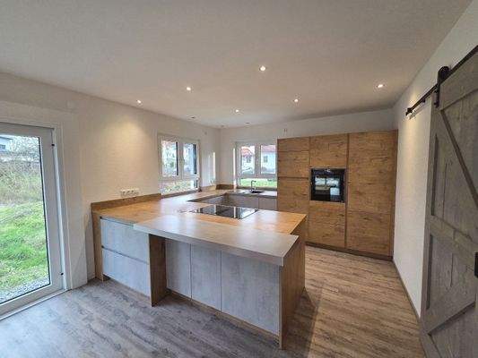 Einbauküche (Zugang Abstellraum rechts)