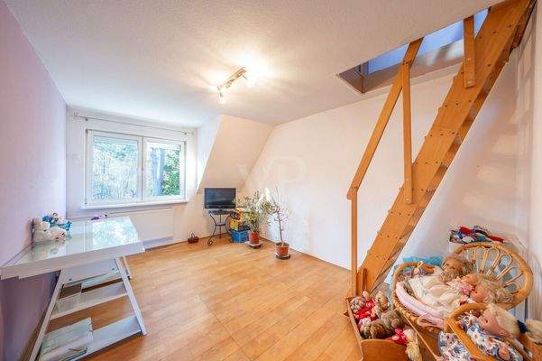 Zimmer II mit Treppe 