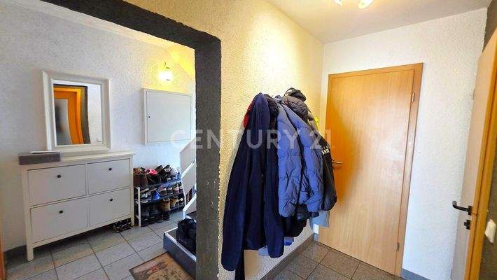 Flur mit Gaderobe im EG