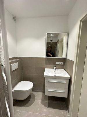 Toilette und Waschtisch