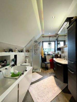 Hauptbad mit Wanne und ebenerdiger Dusche