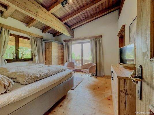 Wohnen in den Kitzbühler Alpen im Tirolerlandhausstil (11)