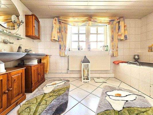 Tageslichtbad mit Badewanne