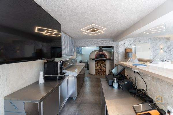 Theke und Pizzaofen (Gewerbe)