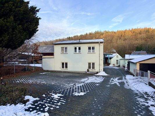 Blick auf das Anwesen von der Einfahrt aus