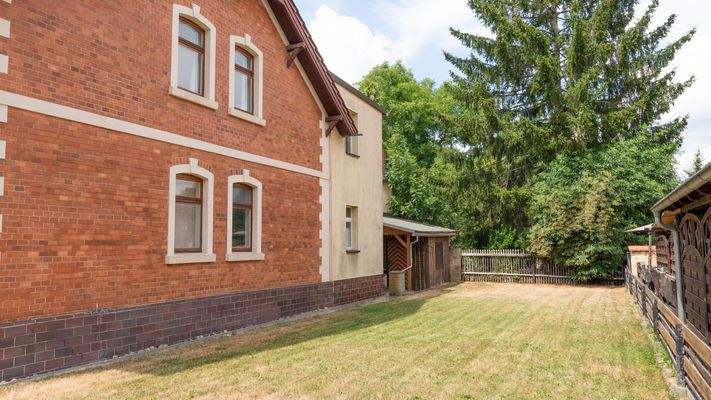 Außenansicht mit Garten