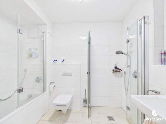 Badezimmer mit Wanne + Dusche