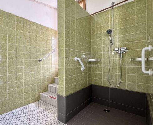 Badezimmer mit ebenerdiger Dusche