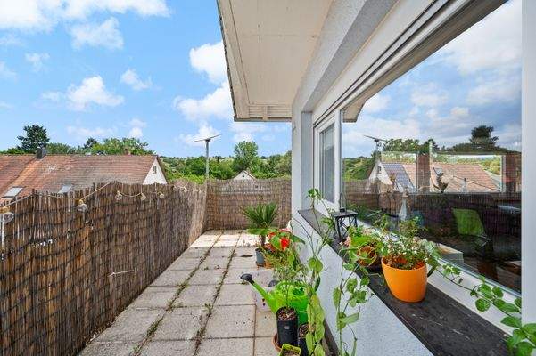 Balkon mit Fensterfront