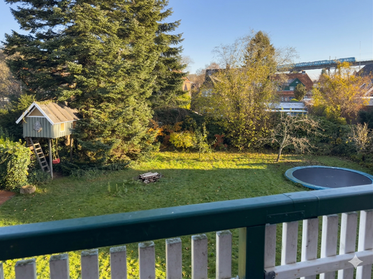 Der Balkon mit Blick in den Garten.png