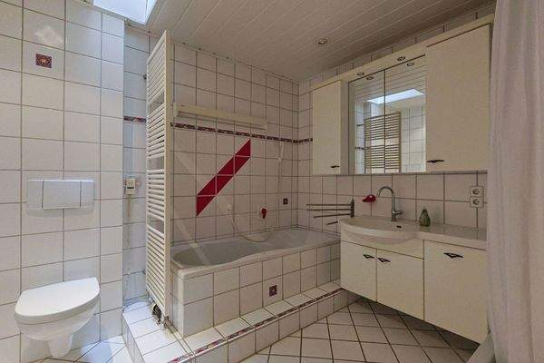 Bad mit Badewanne und Dusche