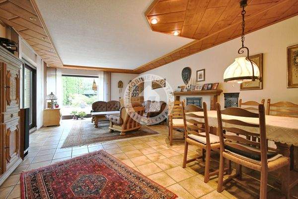 Der Wohnbereich mit Blick in den Garten