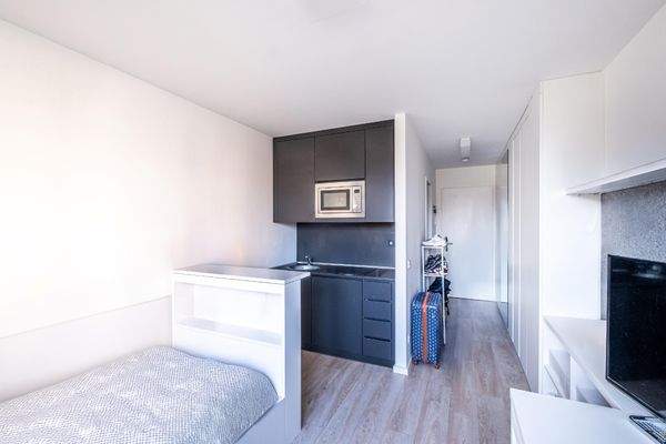 Zimmer mit Blick zur Kitchenette