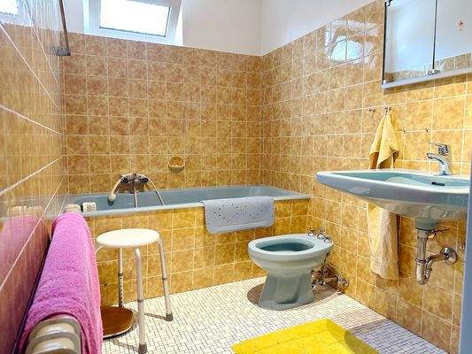 Bad mit Fenster, Wanne, Bidet 