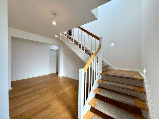 Entrèe mit eingebautem Garderobenschrank mit Spiegeltüren und möglichem Zugang in den Keller, welcher unterhalb des Parketts vorbereitet ist