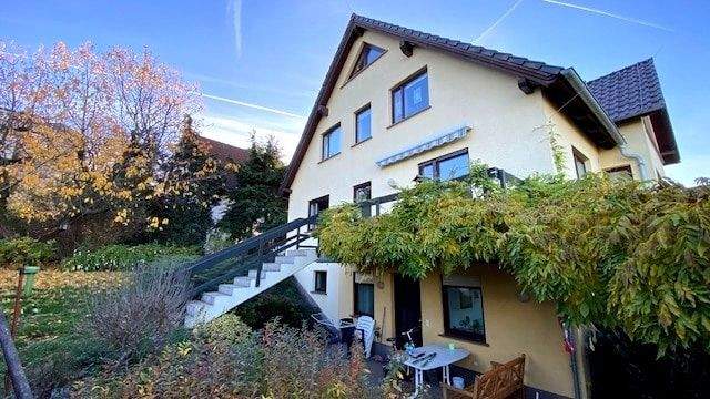 Blick vom Garten mit Balkon und Einliegerwohnung