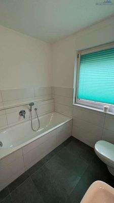 Tageslichtbad mit Wanne