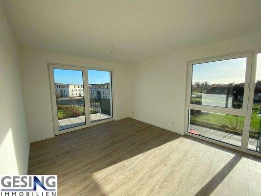 sonniges Wohnzimer mit angrenzenden Balkon 