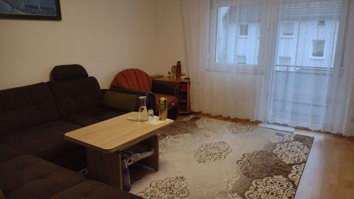 Wohnzimmer mit Balkonzugang