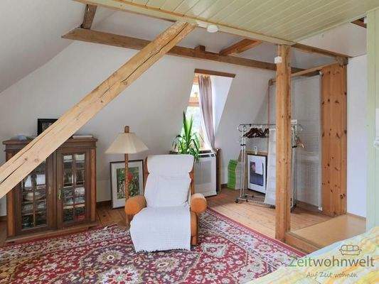 Sessel und Kleiderstange