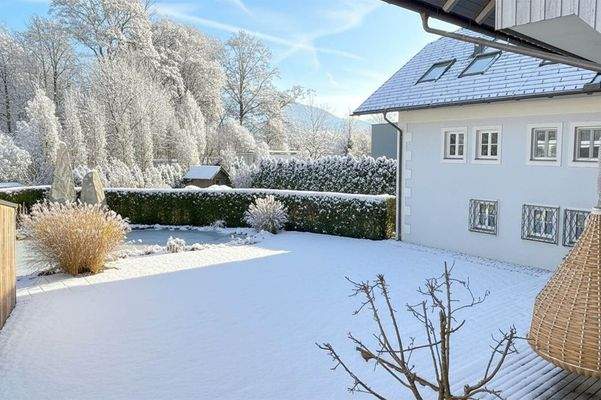 Der liebevoll angelegte Garten mit Hängesessel