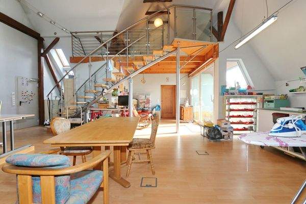 großes Dachstudio mit Holzempore