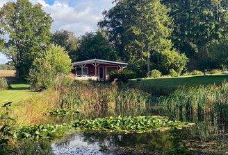 Haus mit Teich