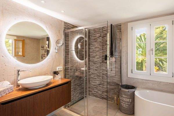 Hauptbad en Suite mit edler Ausstattung