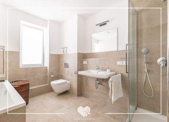 Badezimmer mit Dusche und Badewanne